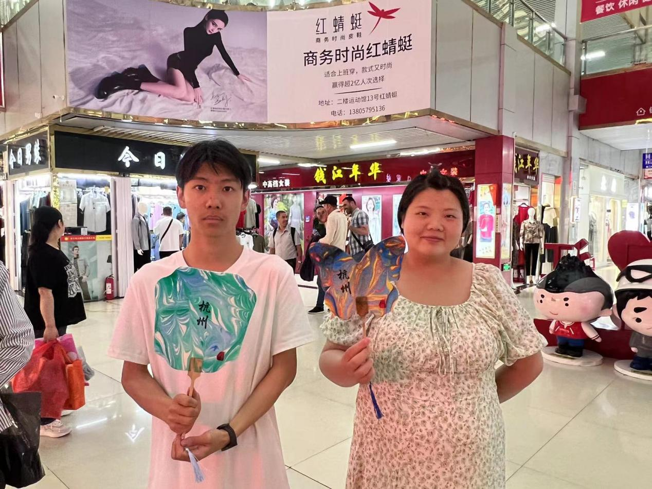 重拾蒲扇纳凉回忆，，，，，，，一把非遗漆扇迎仲夏