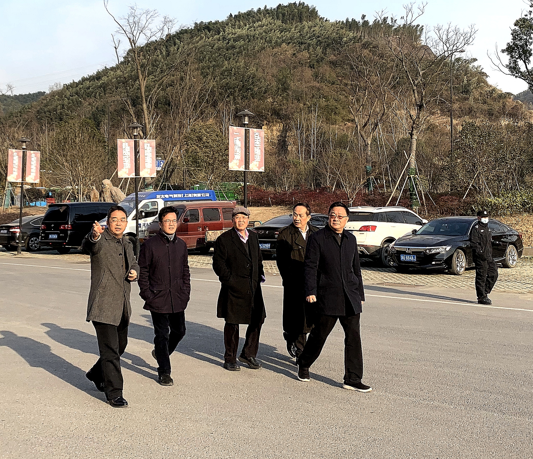拳拳之心  殷殷之情  老领导们参观考察耀世娱乐长城机电市场