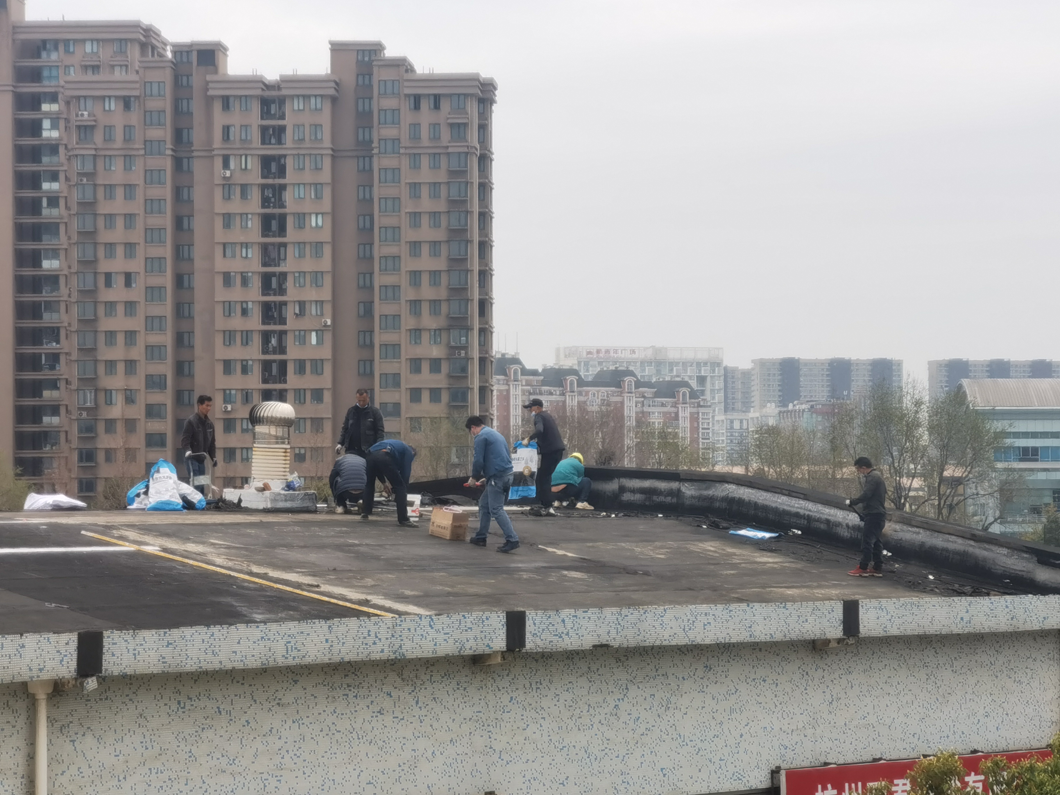 耀世娱乐市场屋顶防水维修进行中