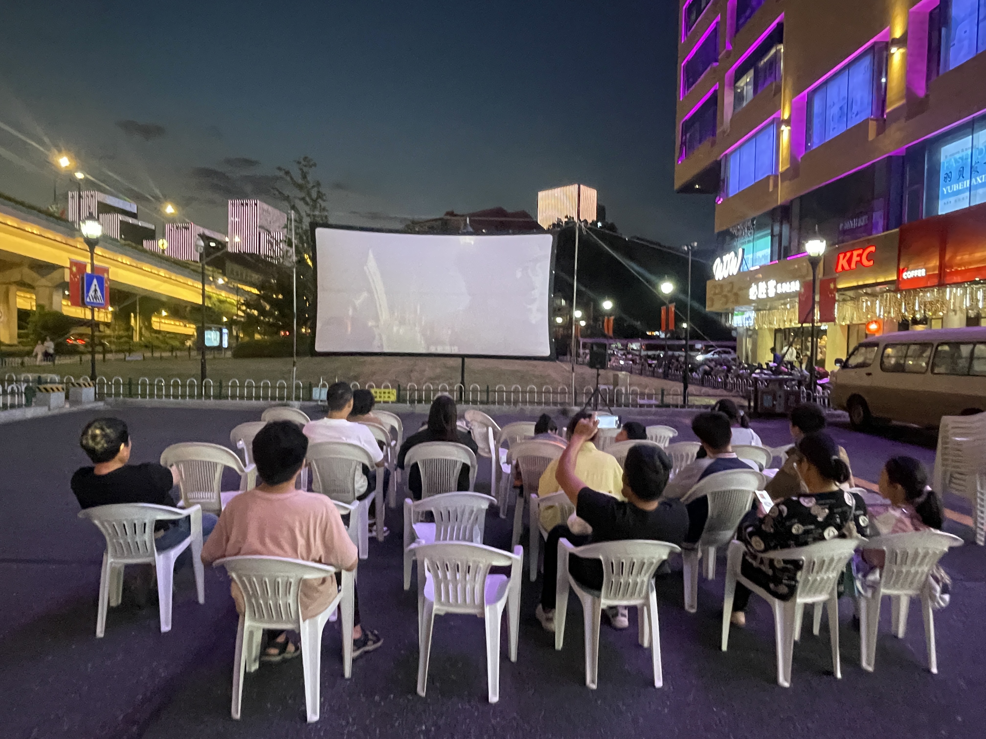 水晶城露天电影放映，，，，，，，，点燃红色记忆