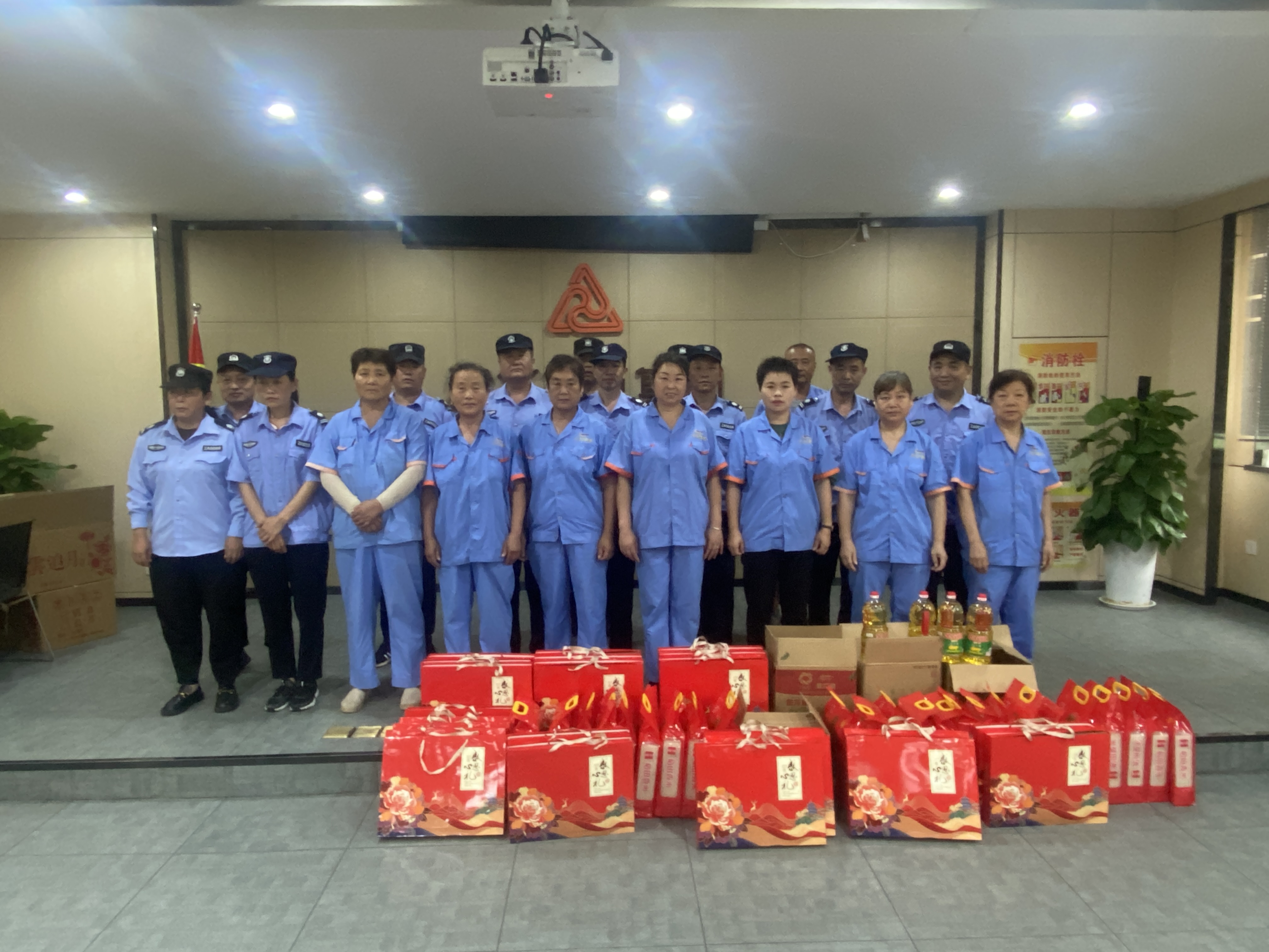 “浓情中秋节，，，，，慰问暖人心”——耀世娱乐文创集团工会开展一线职工慰问活动