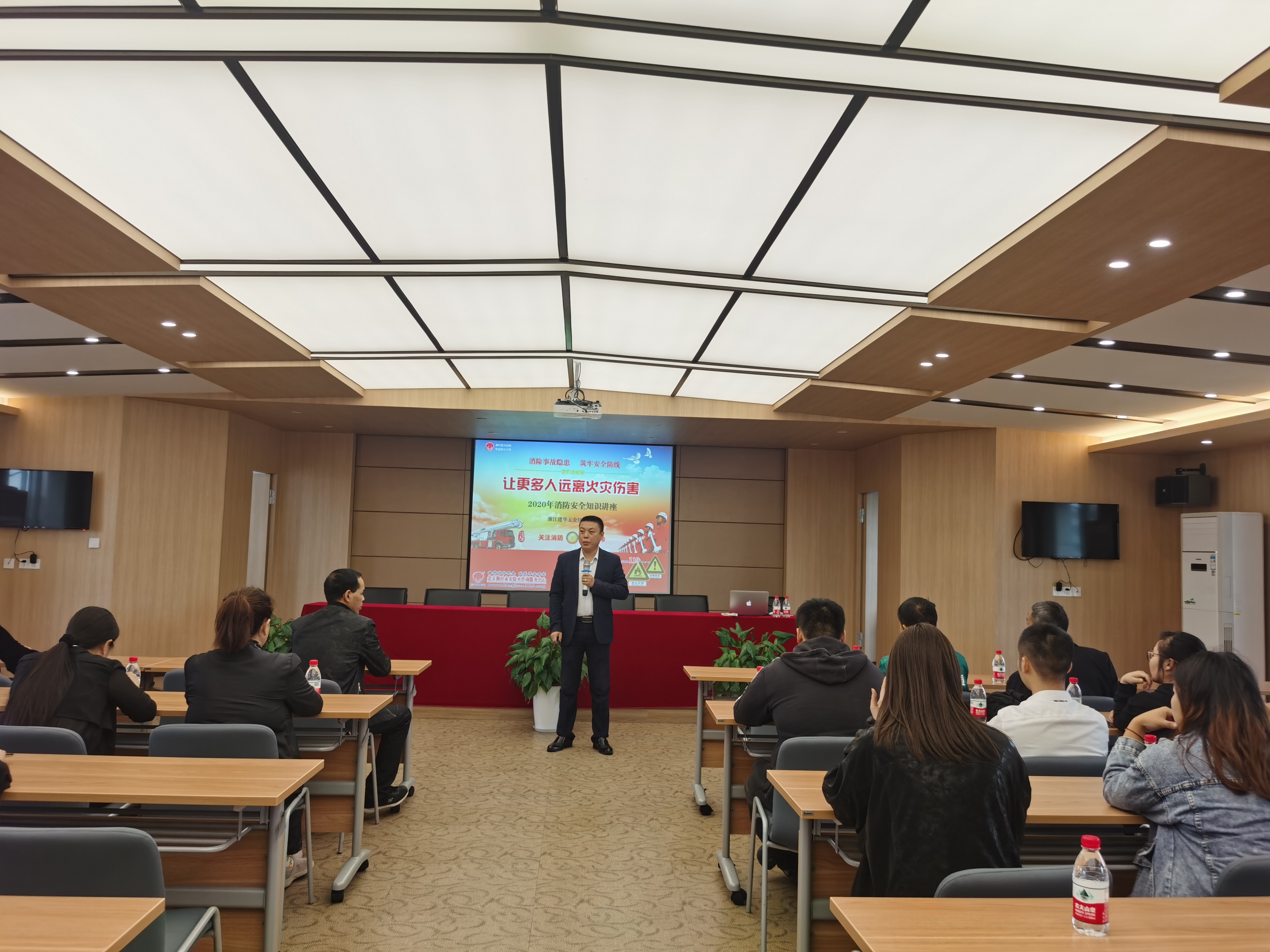 耀世娱乐市场组织开展消防安全知识培训
