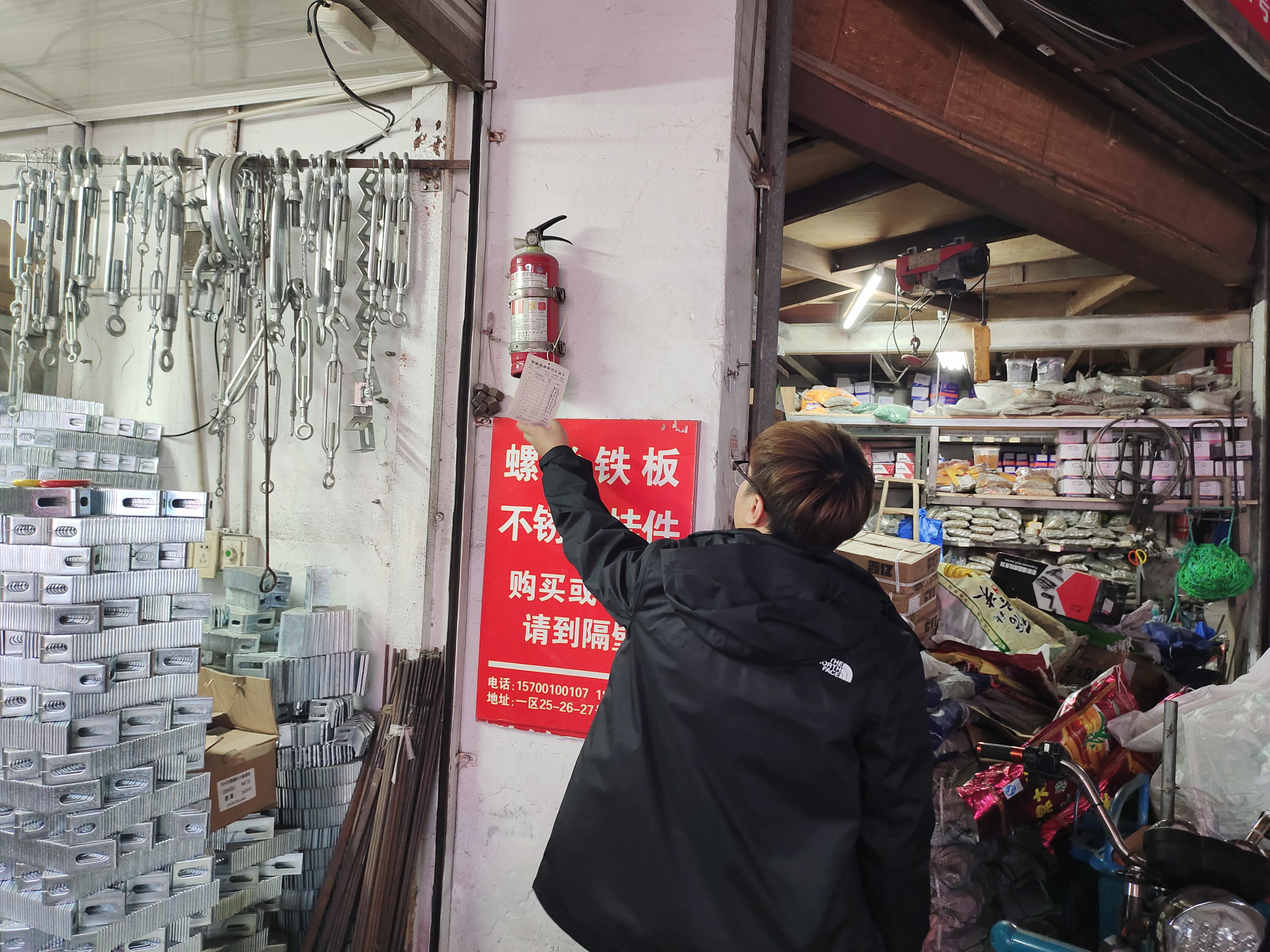 耀世娱乐市场开展消防安全检查