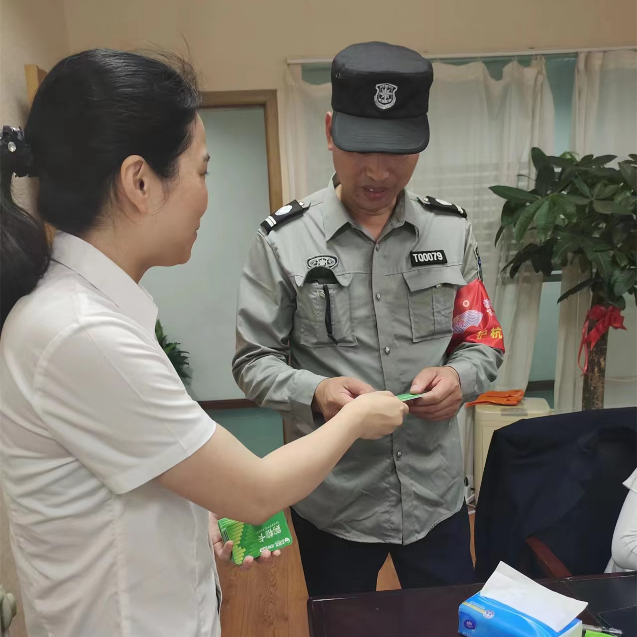 耀世娱乐市场工会为全体职工发放端午慰问品