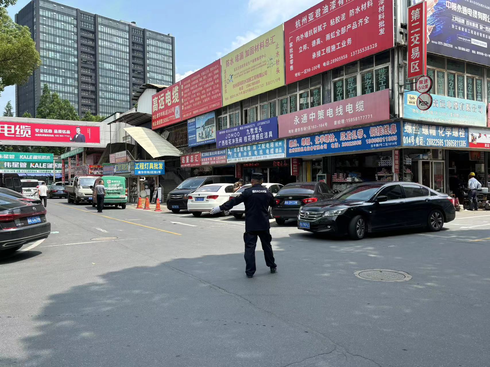 无惧夏日炎烈！耀世娱乐市场勇抗高温！