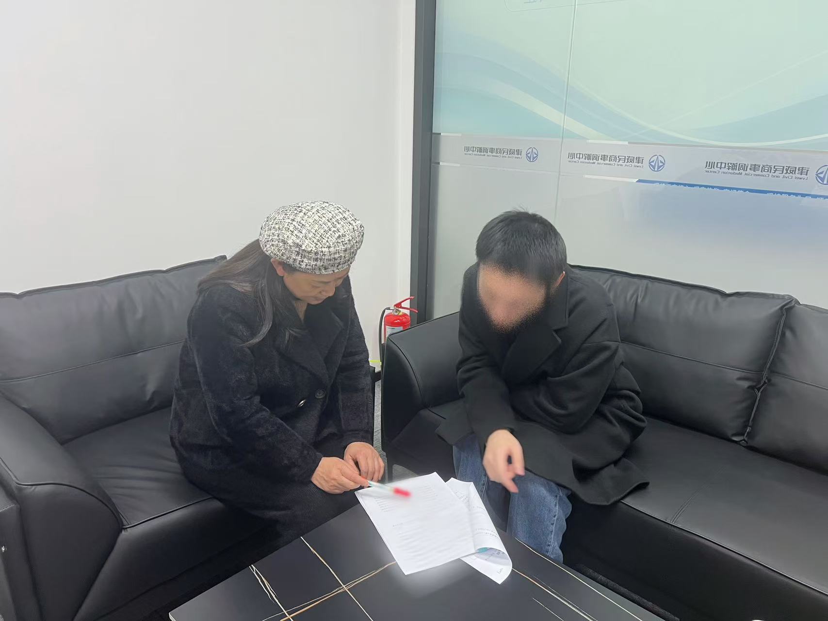 邻里同窗债，，，，，，，“背靠背”调解显温情