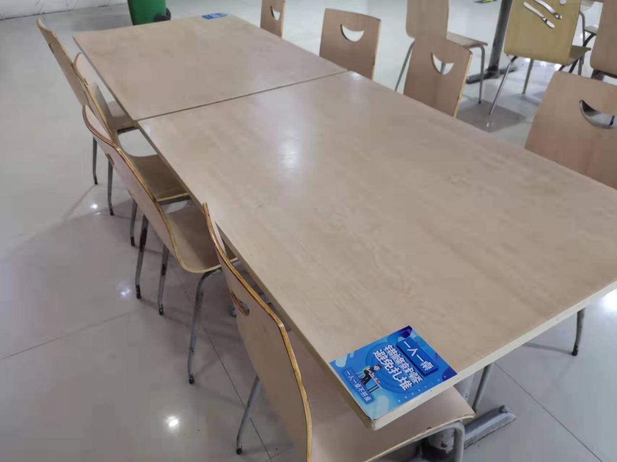 钱江商城采用隔桌用餐，，，，，，，顾客吃得放心安心舒心