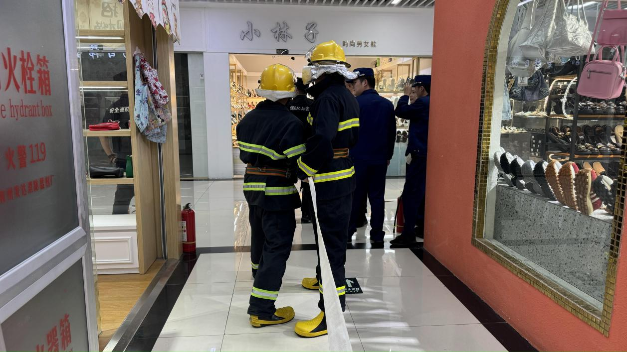 以演促防，，，，，，，钱江商城联合水晶城开展微型消防站拉练