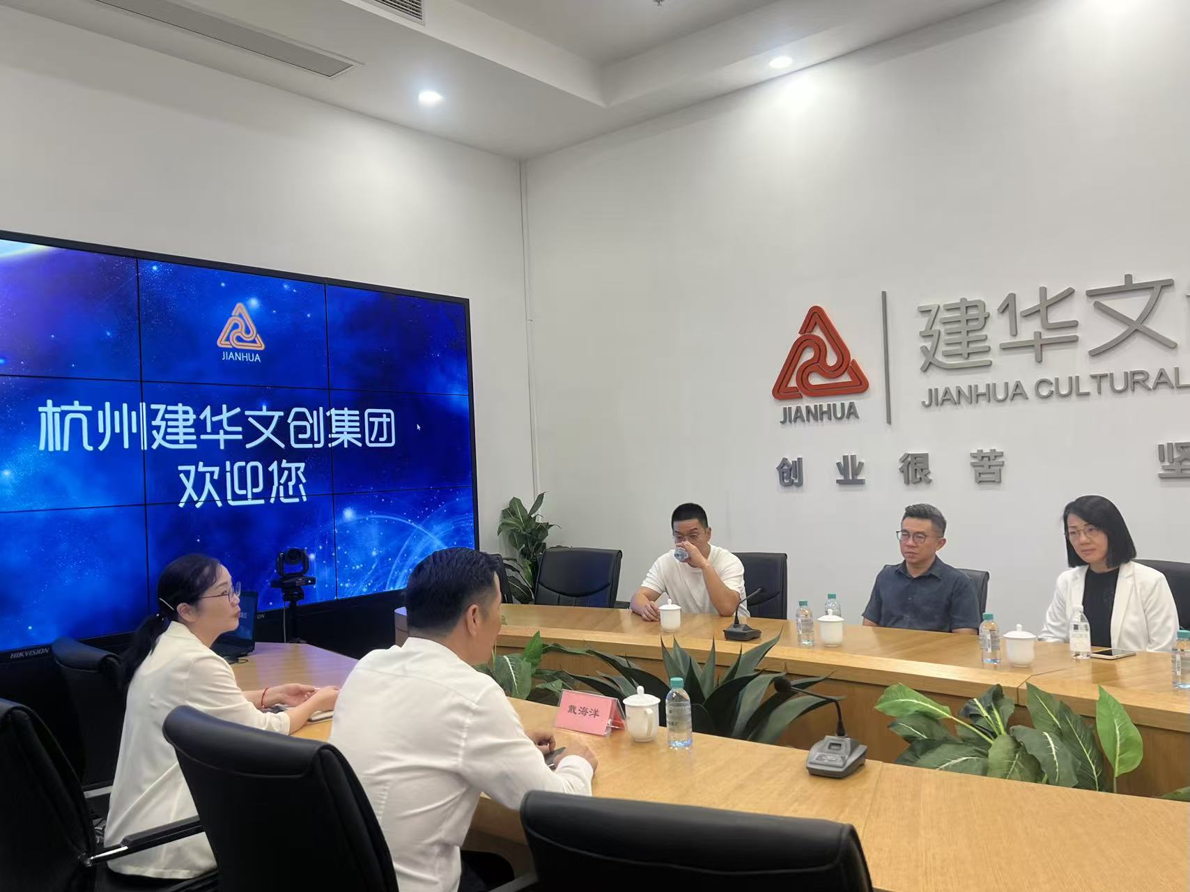 中国广西自贸区招商大使、马中贸促会委员袁源浩一行莅临耀世娱乐文创集团座谈交流
