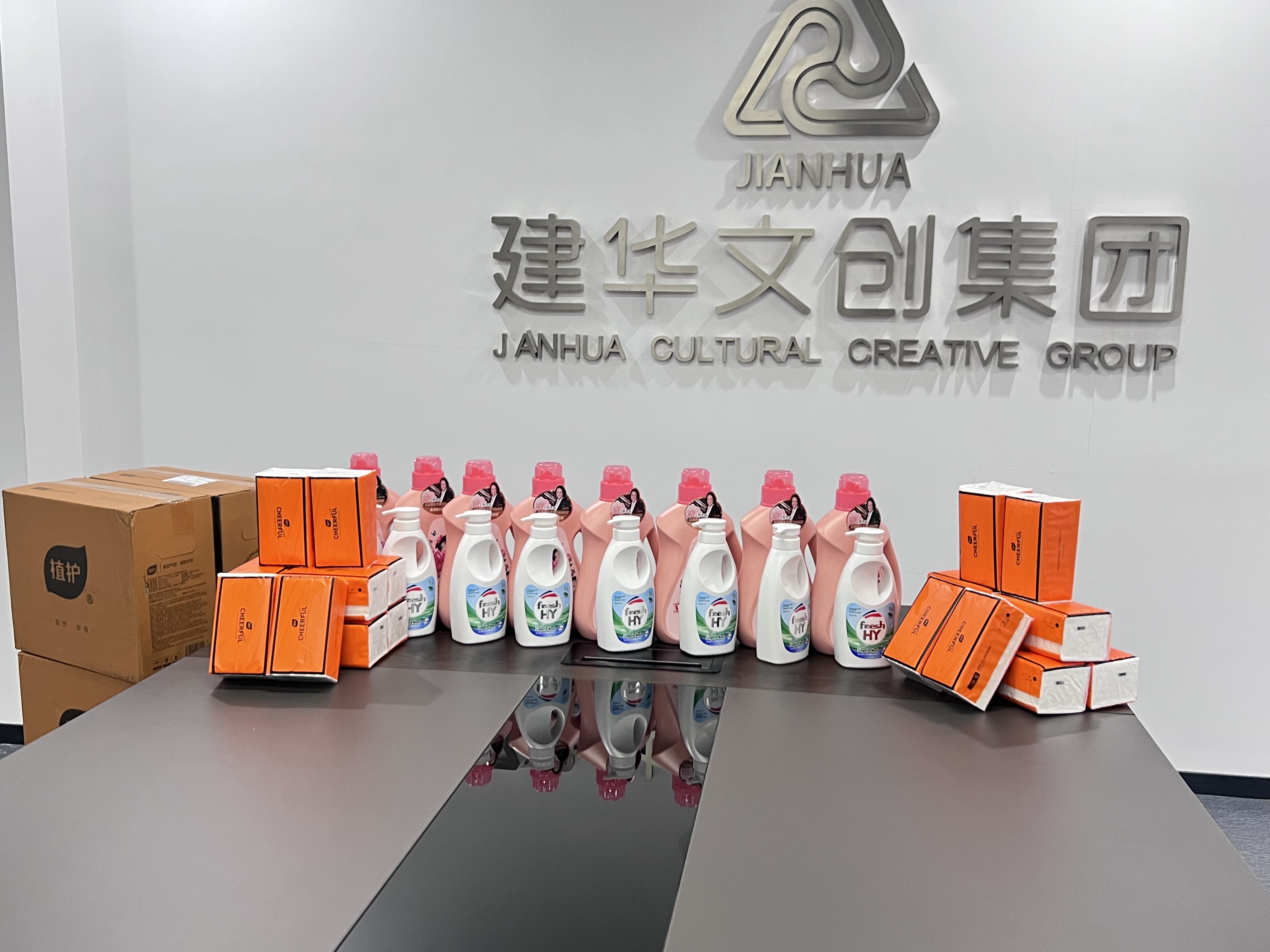 爱在春天，，，，，，，，情暖三八——耀世娱乐文创集团工会为女职工发放暖心福利