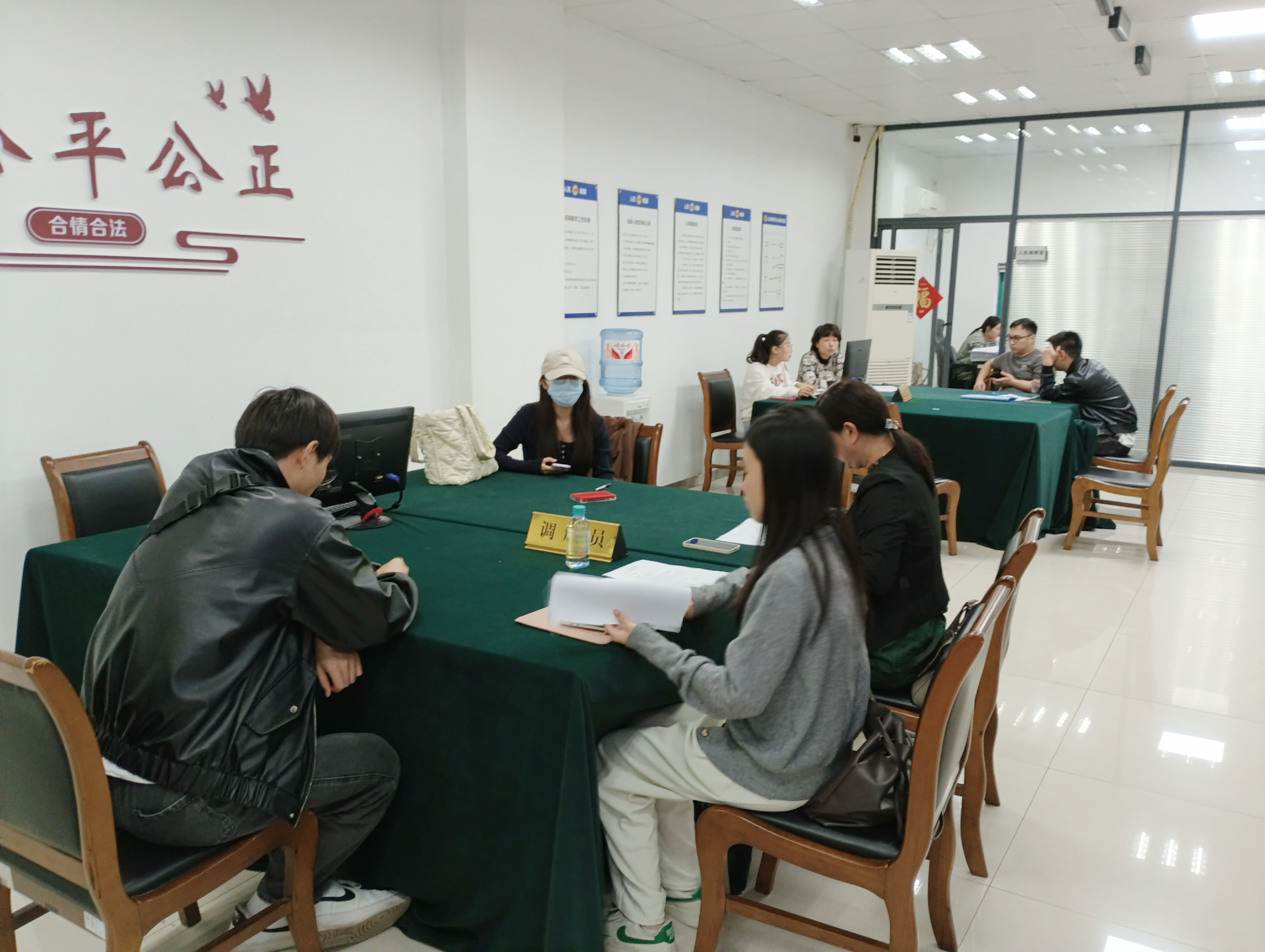 调解显温情，，，，，，商业洪流中的信任与重生