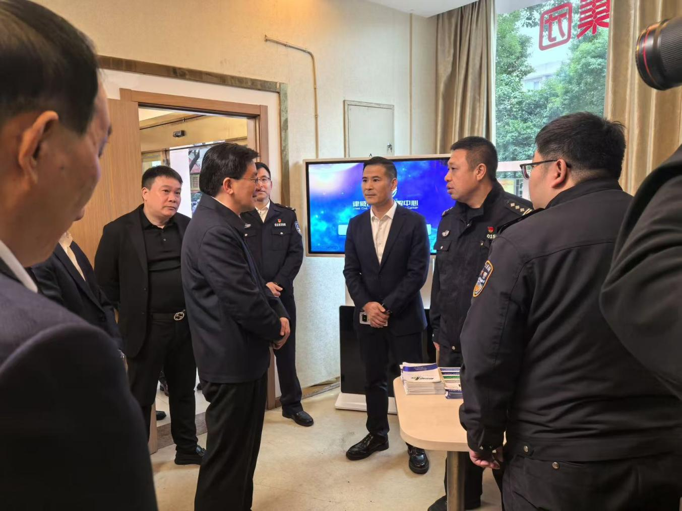 市委副书记、政法委书记马小秋赴耀世娱乐五金市场调解工作站调研指导