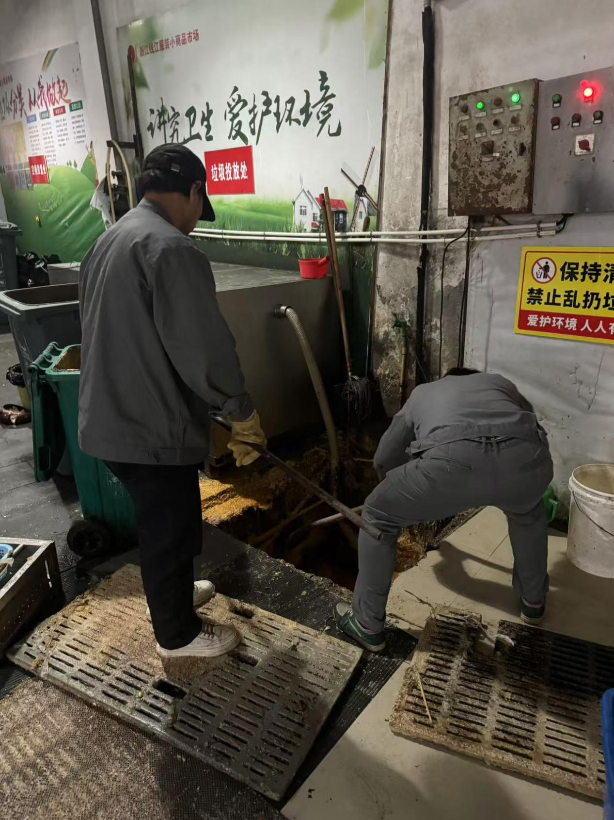 “洁”尽全力，，，，，，让钱江商城美食坡道重焕新生