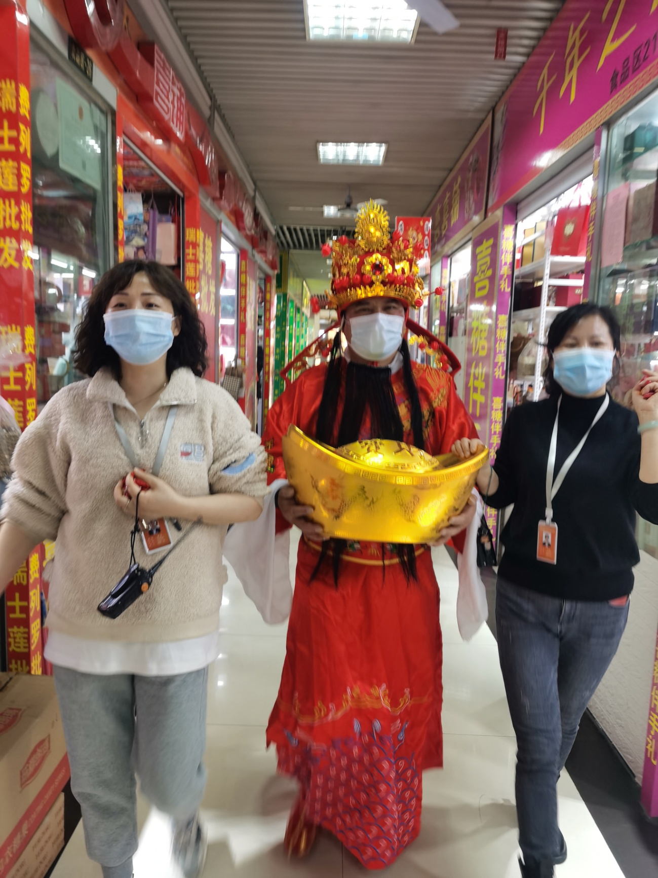 元宵佳节“领福袋，，，，，，沾财运”