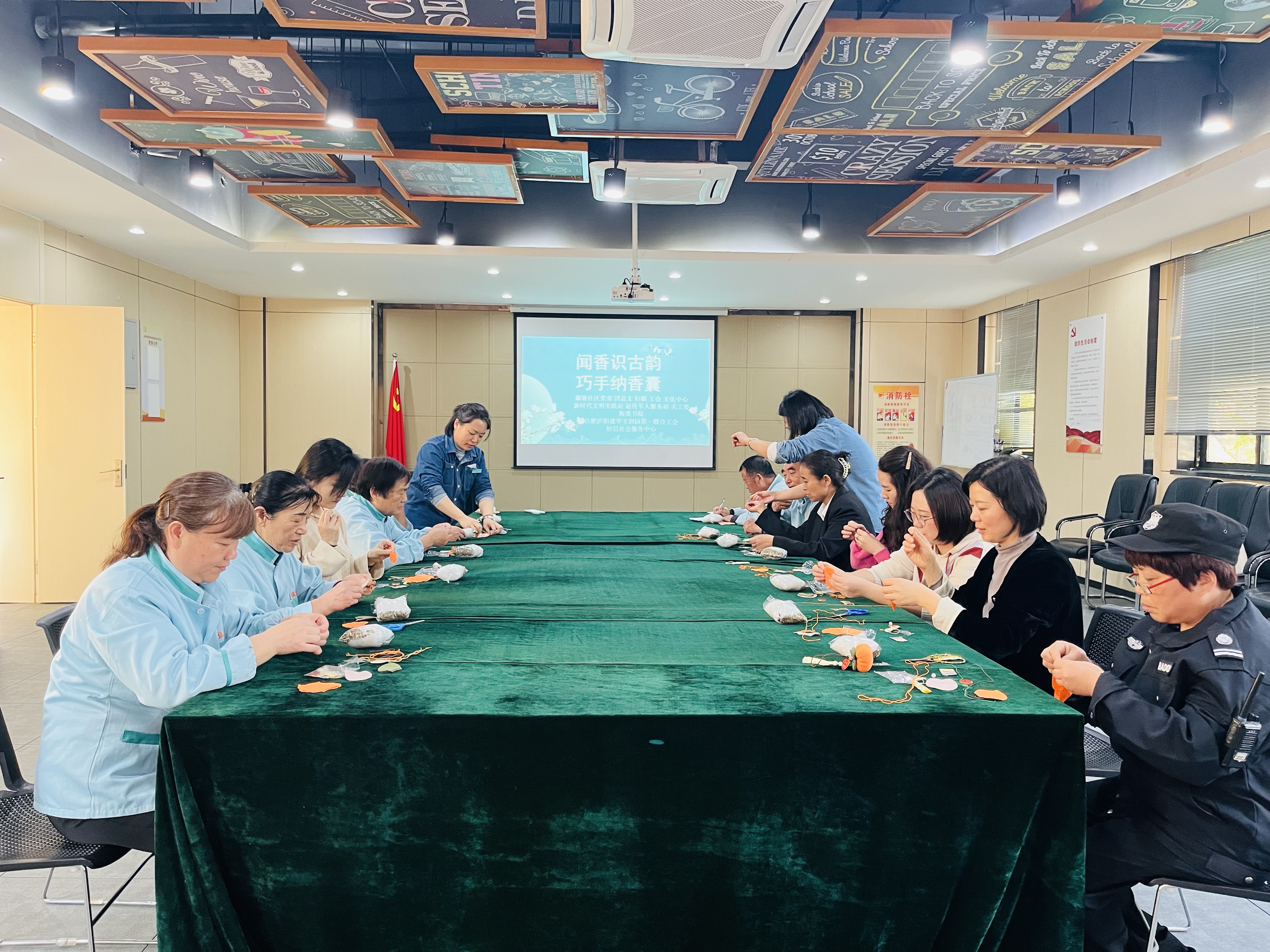 “闻香识古韵 巧手纳香囊”活动在庐阳耀世娱乐文创园举办
