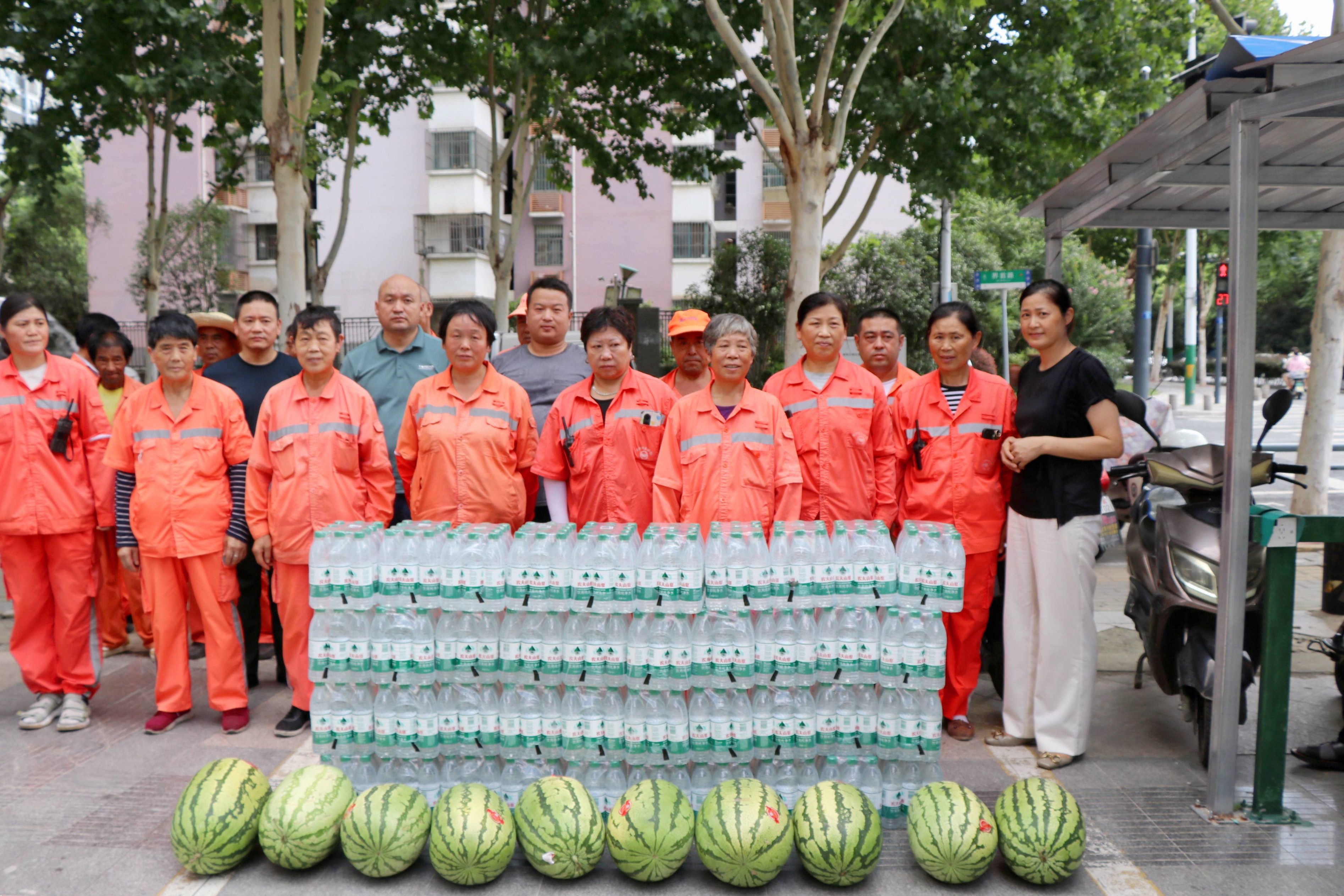  酷暑送清凉，，，，，，，，关爱显担当——庐阳耀世娱乐文创园携手爱心企业开展夏日送清凉活动