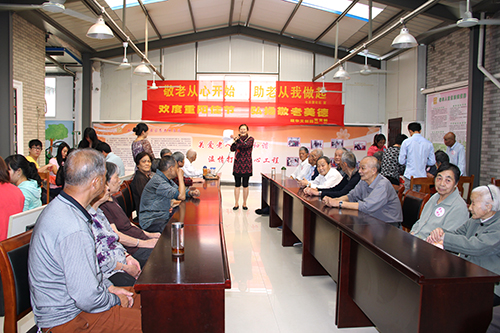 耀世娱乐文创园党支部团委走访慰问七古登社区老人 (2).jpg