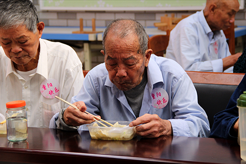 耀世娱乐文创园党支部团委走访慰问七古登社区老人 (6).jpg