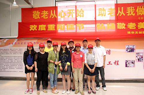 耀世娱乐文创园党支部团委走访慰问七古登社区老人.jpg