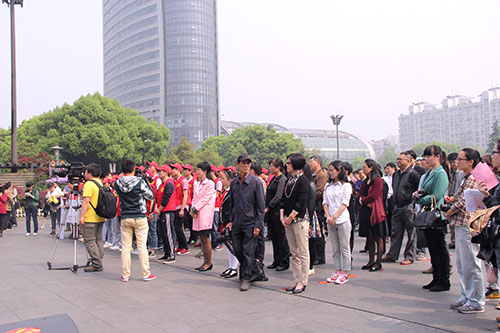 耀世娱乐文创园党团代表参加“网淘”志愿者活动 (1).jpg